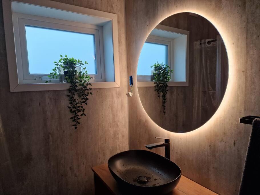 Appartamento New Flat With Hot Tub - No3 Oyndarfjordur Esterno foto